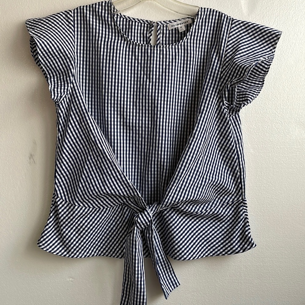 Roommates tie front cap sleeve keyhole back blouse size medium